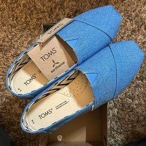 Tom’s canvas shoes